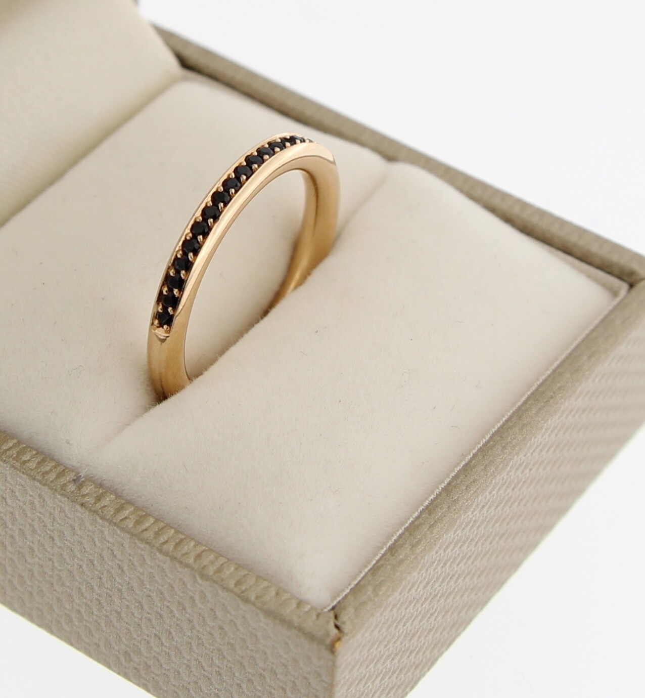 BRON Stax Ring met Zwarte Korund 18 krt roségouden ring met zwarte korund. Model Stax. Breedte 2.7mm