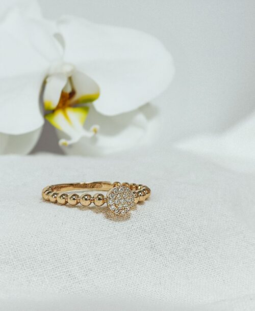 Geelgouden bolletjes ring met een rond middenstuk gezet met fonkelende diamanten. 