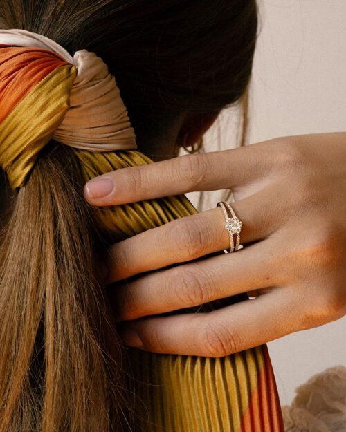 Ring geelgoud briljant 0.55 crt. Deze bijzondere entourage ring straalt aan de dameshand. Dankzij de open band, eveneens gezet met fonkelende briljanten krijgt de ring een zeer luxe uitstraling.