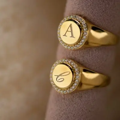 SEE YOU, SMALL ROUND SIGNET & ASH RING, 14 karaat geelgoud met diamanten 466 Y14D - Afbeelding 4