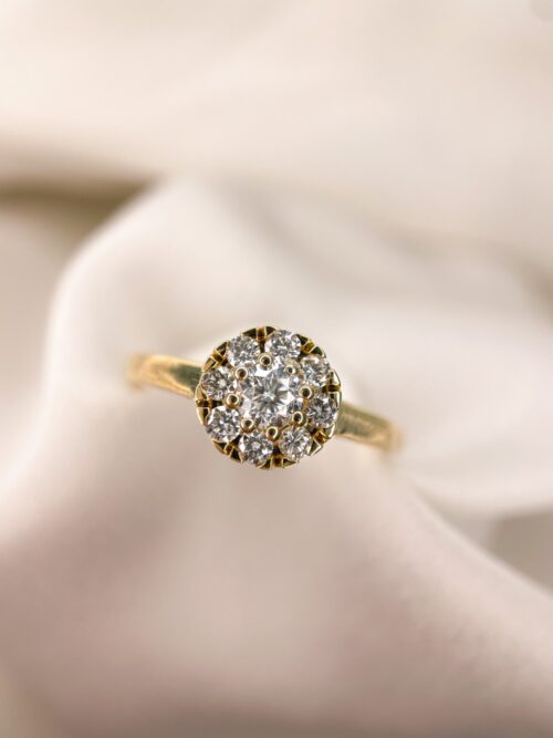 Elegante gouden ring met diaman in een halozetting. Deze ring kan perfect gecombineerd worden met een aanschuif- of trouwring.