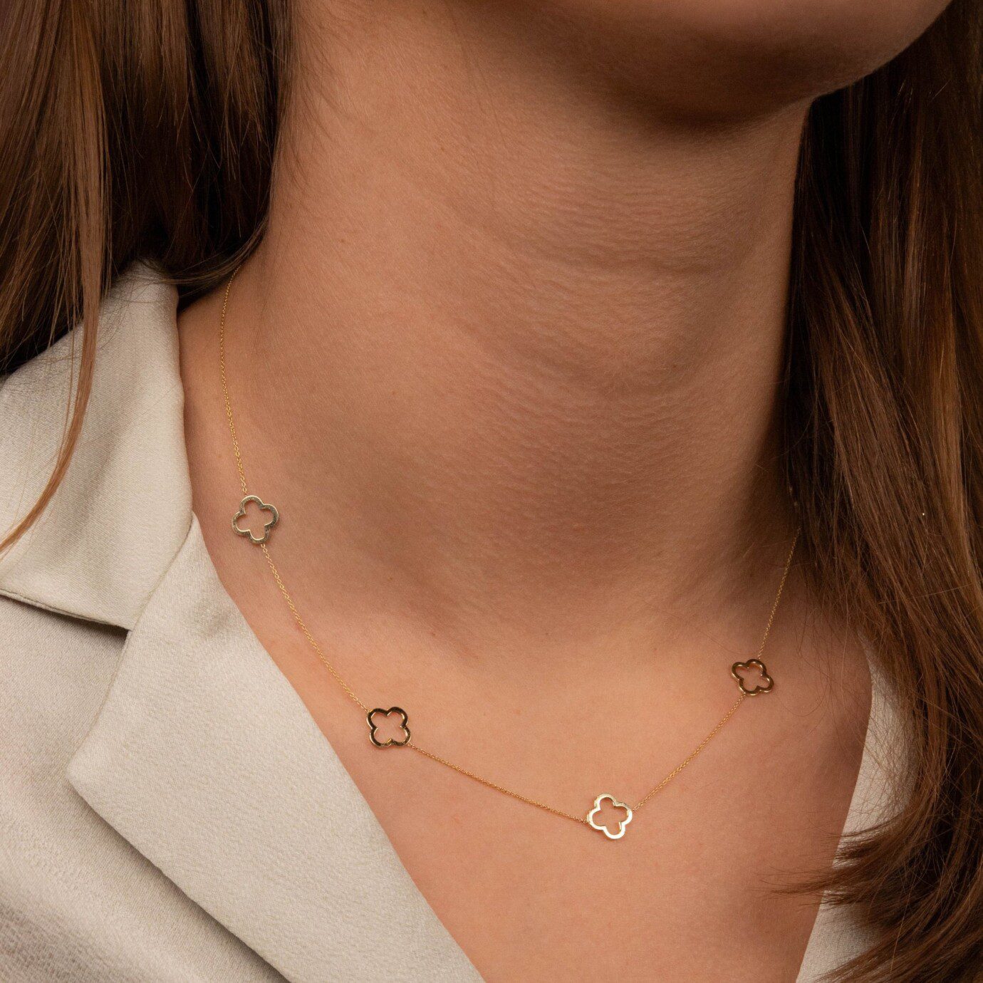 Vier de gelukkige momenten in het leven met onze prachtig ontworpen 14 karaat gouden Lucky Clover Necklace. Deze stijlvolle trendy ketting is niet zomaar een sieraad; het is een symbool van geluk en een uiting van jouw unieke stijl.