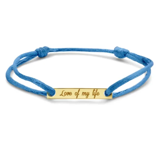 Met deze Just Franky Bar Bracelet draag je jouw geliefde altijd dicht bij je. Je kunt ervoor kiezen om een eigen handgeschreven tekst aan beide kanten van de bar te graveren. Deze armband is verkrijgbaar in 14k massief geel-, wit- of roségoud.