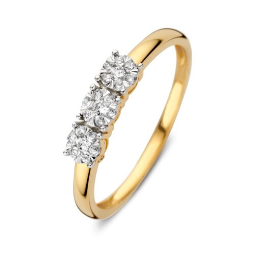 geelgouden-3steens-briljanten-ring,Geelgouden driesteens ring met drie entrouage zettingen gezet met kleinere diamanten. De kop van de ring is gerhodineerd, zodat de diamanten je tegemoet zullen stralen. 122938