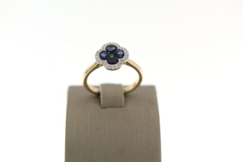 geelgouden-ring-met-blauw-saffier, Prachtige 14 karaat geelgouden ring met blauw saffier omzet met briljant 4-0.94ct 24-0.15ct