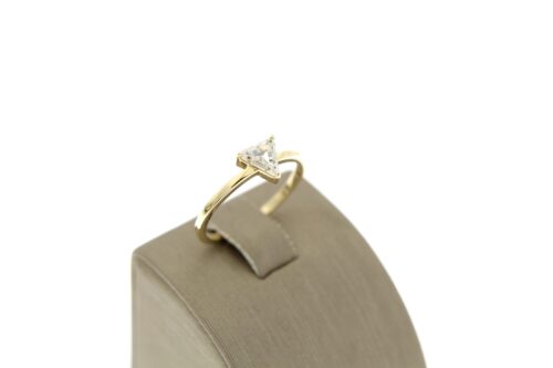 geelgouden-ring-met-fantasie-slijpsel-driehoek-0-41ct-diamant