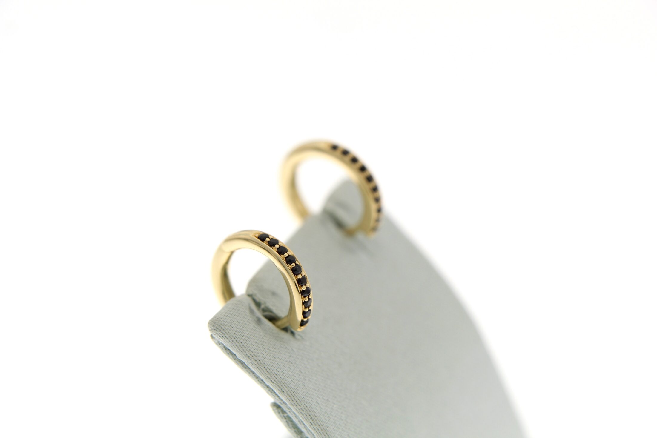 bron-stax-creolen-zwart-saffier