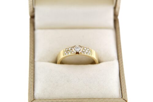 Geelgouden ring met middensteen en pave briljant