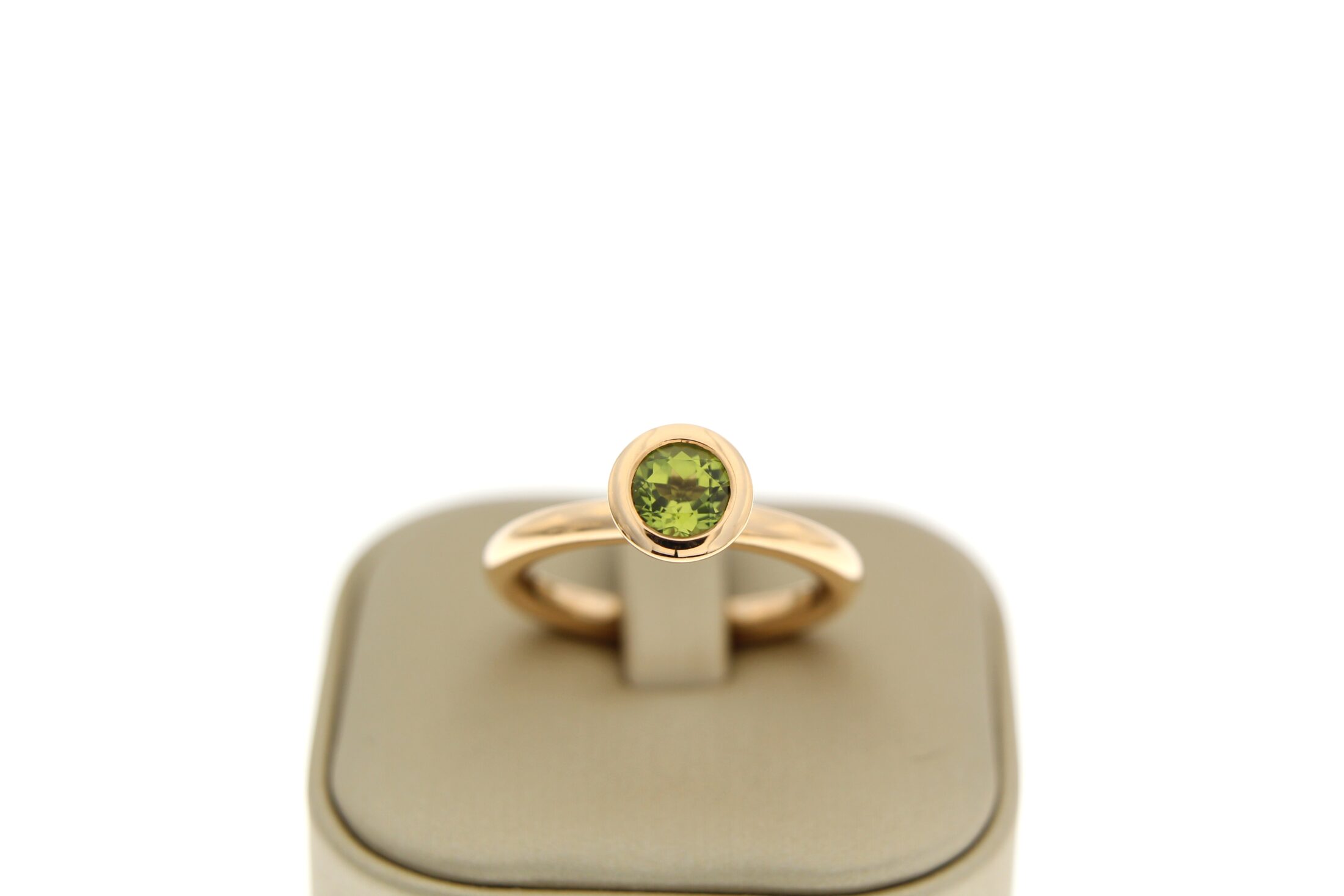 bron-rosegouden-sushi-ring-met-peridot